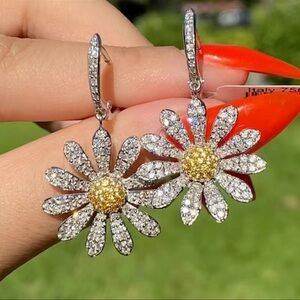 Sparkling Daisy Earrings 925 silver plated NWT